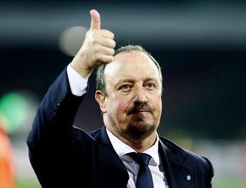 Ben�tez saluda a los aficonados del N�poles tras clasiifcar al equipo para la final de la Copa.