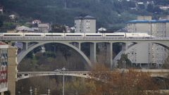 Un AVE circulando por el viaducto sobre el Mi�o, en Ourense