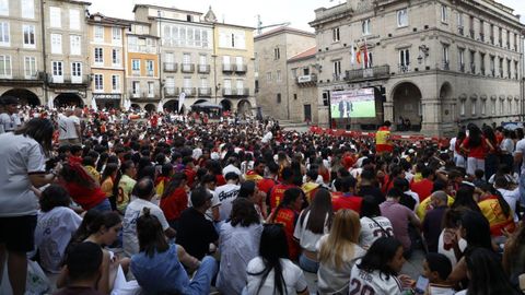 La pantalla instalada en la Plaza Mayor de Ourense durante la semifinal entre Espa&ntilde;a y Francia.