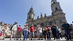 Un grupo de turistas este verano delante de la Catedral de Lugo