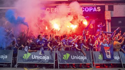 As� fue el emocionante recibimiento al autob�s del Real Oviedo antes del choque ante el Mirand�s