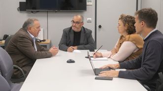 Penas, en el centro, con Jos� Manuel L�pez Varela y Mar�a Lema Santabaya