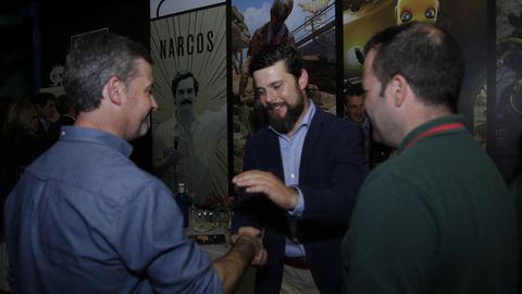 El director general de Asturex, Bruno L�pez, saluda al�Director Deportivo del Telecable Hockey, Fernando Sierra, con la presencia de Pablo Requejo