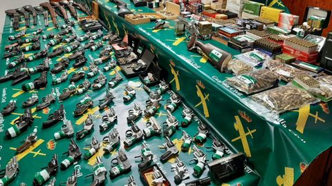 La pistola es la más demandada en España por ser plana, cómoda y tener más capacidad para la munición que el revólver