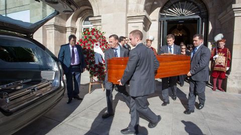 A primera hora de la tarde Francisco Cacharro abandon� la Diputaci�n que presidi� durante un cuarto de siglo