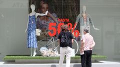 En la imagen, una de las tiendas de La Premi�re de la calle Real, donde las rebajas comenzaron el pasado lunes
