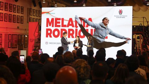 Melania Rodr�guez, premio a la mejor deportista, agradeciendo el galard�n
