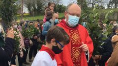 Manuel Chouci�o, cura de siete parroquias de Cerceda y Tordoia, canta Despacito en la fiesta del Domingo de Ramos, tras la procesi�n