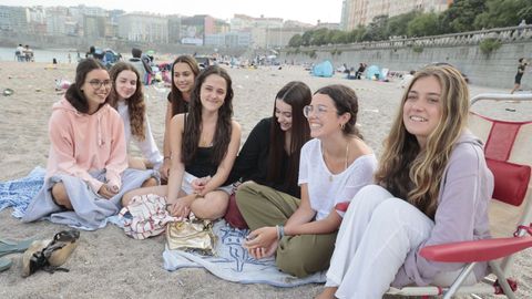 Luc�a Vega, Noa Vilar, Clara Pose, Sof�a L�pez, Carla Ramos, Paula Pedree y Luc�a Vega, del CPR Calasanz, llegaron al Orz�n con el desayuno para los amigos que durmieron all�.