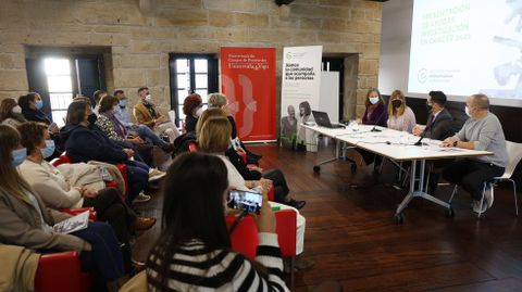 Acto de entrega de las ayudas de la AECC en Pontevedra, celebrado esta maana en la Casa das Camps