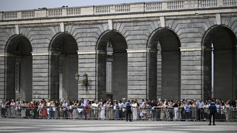 Varias personas presencian como p�blico la ceremonia de bienvenida al Papa Le�n XIV en el Palacio Real.