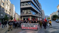 Concentraci�n de la plantilla de la residencia de mayores Soremay, en Pontevedra, para exigir la readmisi�n de una trabajadora despedida