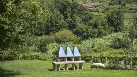 La cabañas están en un enorme jardín con una casa
