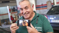 �ngel Y��ez Alonso, mec�nico y paracaidista con una imagen de su �ltimo salto