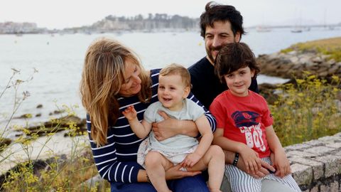 Carla Castro y su marido con su hija Nora, que tiene una enfermedad rara, y su otro hijo, Xabi.