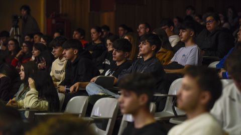 Alumnos que asistieron a la mesa redonda sobre el sector eventos en el IES Lu�s Seoane de Pontevedra