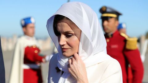 l rey Felipe VI y la reina Letizia participan en la tradicional ofrenda floral ante el Mausoleo donde estn las tumbas de Mohamed V y Hasn II, este jueves, en Rabat, durante la segunda jornada de su visita de Estado a Marruecos