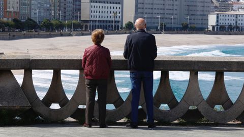 Disfrutando del sol en el paseo mar�timo y en las playas en A Coru�a