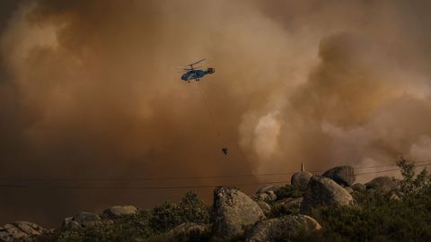 Tareas de extinción este domingo en el Parque Natural de Alvao, en el distrito luso de Vila Real.