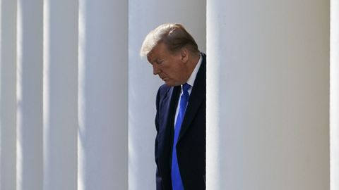 Trump, meditabundo, en los soportales de la Casa Blanca camino del Rose Garden