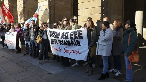 Trabajadores de tierra de Ryanair se concentraron ayer en la plaza del Obradoiro, donde coincidieron con empleados de los centros socioculturales y del servicio de atencin del hogar.