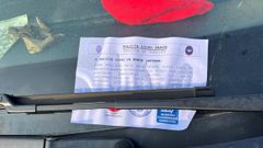 Aviso de la Polica Local a un coche mal aparcado en el estacionamiento del centro de salud de Narn. 