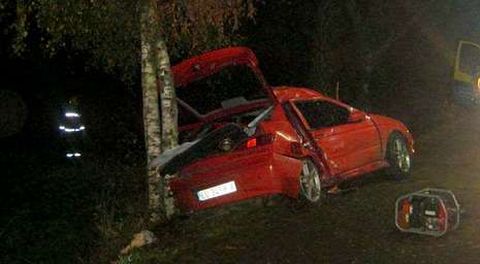 El Alfa Romeo en el que viajaban los j�venes qued� en esta posici�n tras chocar con el lado derecho contra un �rbol.