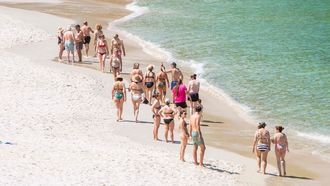 Disfrutando del jueves soleado en la playa de Mogor, en Mar�n