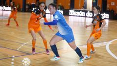 Una jugadora del Alacant seguida de cerca por dos del Pescados Rub�n, en el partido de este s�bado 