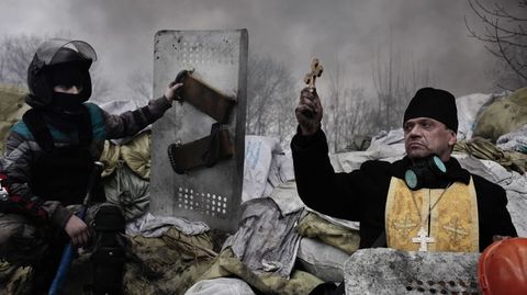 Un manifestante pidiendo ayuda m�dica para un camarada muerto a tiros en Kiev.