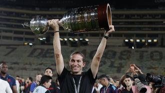 El exdeportivista Filipe Luis levantando el ttulo de la Copa Libertadores logrado con el Flamengo brasileo