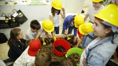 Los alumnos del CPR Eduardo Pondal (Cangas) ten�an un proyecto que inclu�a un �yacimiento�