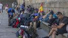 Peregrinos con sus mochilas en la plaza de la Quintana de Santiago