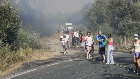 Incendio forestal en Meln, entre las aldeas de Quins y Vilaverde