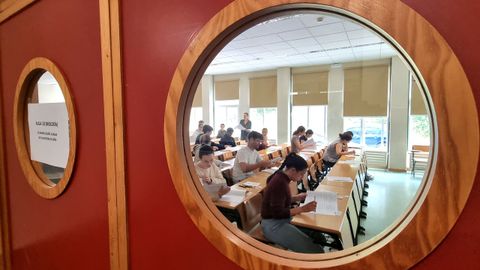 Alumnos de Vigo haciendo los primeros exámenes de la PAU