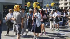 La  Rondalla Porcona  se manifest� con fregonas y bolsas de basura para reclamar mejores condiciones.