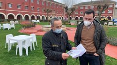 Los ediles del PP junto al mobiliario instalado en los jardines del CEI Nodus