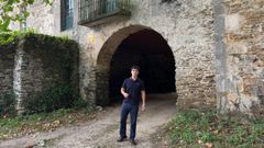 David Veiga L�pez, en el Pazo de San Isidro, en Mondo�edo, una de las propiedades que vende