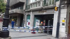 Los bomberos intervienen en un edificio de la calle Ur�a de Oviedo por una fuga de mon�xido de carbono