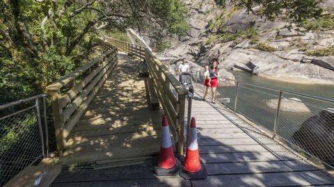 Nuevo acceso superior junto a la pasarela actual, a�n pendiente de terminar