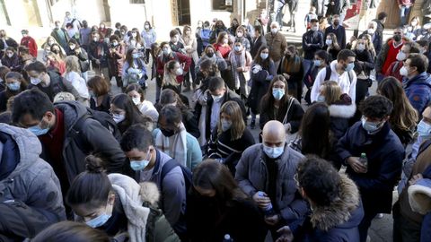 Alumnos aguardando a examinarse del mir en Santiago, en foto de archivo
