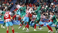 Kevin Presa trata de rematar rodeado de rivales en el derbi ante el Racing en el �ngel Carro.