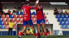 Dos jugadores del Ver�n CF celebran un gol.