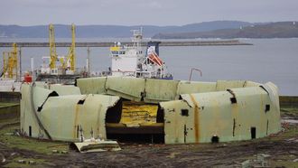 El tanque 902 de Repsol en el muelle petrolero, con la estructura exterior ya doblada