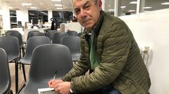 Cabeza Quiles, en imaxe de arquivo remitida por el mesmo, asinando unha obra 