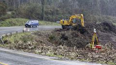 Trabajos en la carretera AC-566, a la altura de Pant�n, en Valdovi�o