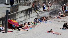 El buen tiempo llena playas y terrazas