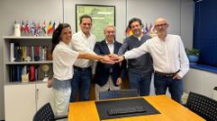 Marta Rodrguez (Arousa en Transicin),
Pepe Gonzlez (Director Comercial de Inelsa), lvaro lvarez-Blzquez (Director General de Inelsa), Fernando Malvar (Comunidade de Montes de Buchabade) Y Ramn Rodrguez (Arousa en Transicin)