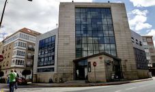 Edificio del centro social de Boiro, donde se llevan a cabo actualmente numerosas actividades.
