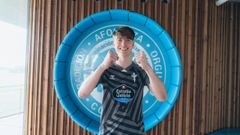 El portero juvenil del Celta Izan Server, tras ampliar su contrato con el club vigu�s.